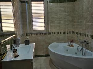 een badkamer met een bad en een wastafel en een ligbad bij Tra Onde e Vette in San Leonardello +17 foto's