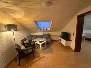 een woonkamer met een bank en een tafel bij Apartment Rosi SECONDO in Reisbach