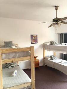een kamer met 4 stapelbedden en een plafondventilator bij Che in Necochea