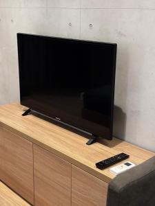 einen Flachbild-TV auf einem Schrank in der Unterkunft City Heart Apartments Belgrade Free Wi-Fi Self Check-in Central Location in Belgrad + 14 Fotos