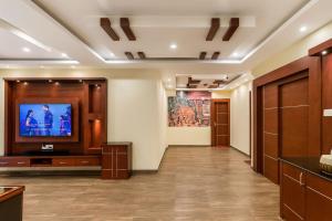 einen Flur mit einem Fernseher in einem Gebäude in der Unterkunft Vensa corporate Inn in Bhubaneshwar + 4 Fotos
