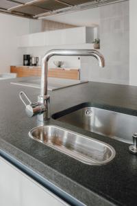 Η κουζίνα ή μικρή κουζίνα στο Kronsun Percha +43 φωτογραφίες