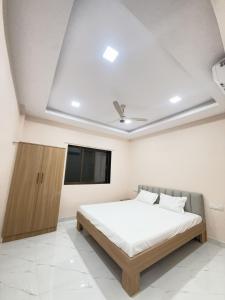 Un dormitorio con una cama grande con techo. en Royal Casa Resort Diveagar, en Borlai Panchaitan