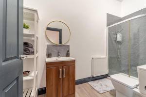 Koupelna v ubytování 5 Bed in Galston oc-s33451 + 80 fotografií