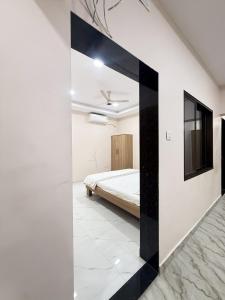 un dormitorio con una cama y un espejo en Royal Casa Resort Diveagar, en Borlai Panchaitan
