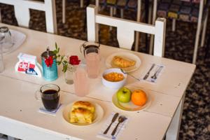 een tafel met borden met eten en drinken erop bij Che in Necochea