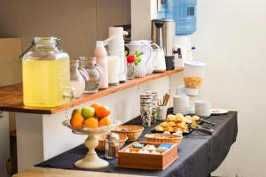 een tafel met fruit en sap erop bij Che in Necochea