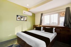 Postel nebo postele na pokoji v ubytování Hotel O by OYO Malani Inn
