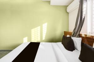 Postel nebo postele na pokoji v ubytování Hotel O by OYO Malani Inn