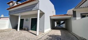 ein weißes Haus mit einem Zugangsweg in der Unterkunft Onda Atlântica - Atlantic Wave Peniche in Peniche