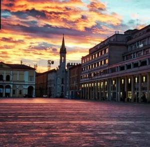 Η ανατολή ή δύση του ηλίου όπως φαίνεται από αυτό το διαμέρισμα ή από εκεί κοντά