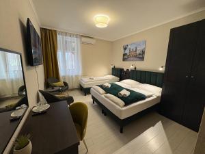 TV a/nebo společenská místnost v ubytování LAS PALMAS ROOMS