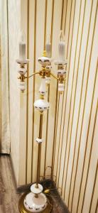 eine Gruppe von Kerzen auf einer Stange in einem Raum in der Unterkunft Apartment NEW in Taschkent