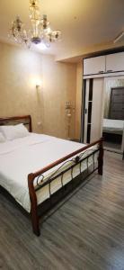 ein Schlafzimmer mit einem Bett und einem Kronleuchter in der Unterkunft Apartment NEW in Taschkent