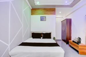 Una cama o camas en una habitación de OYO Hotel O Shiv Shree Dham
