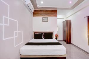 Una cama o camas en una habitación de OYO Hotel O Shiv Shree Dham