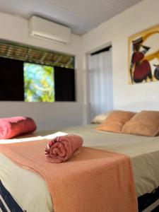 Una toalla puesta en dos camas en una habitación en VistaSurf Suites, en Pipa 19 fotos más