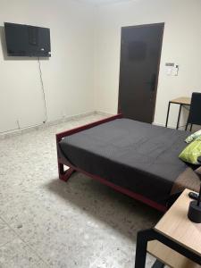 a bed in a room with a tv on the wall at Renta de habitación equipada para ejecutivos in Saltillo