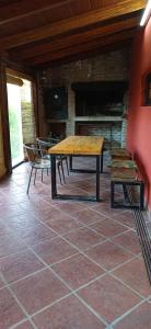 un tavolo e due sedie in una stanza con camino di Cabaña Benitto a Potrero de Garay