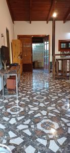 una grande stanza con pavimento in piastrelle e tavolo di Cabaña Benitto a Potrero de Garay