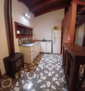 una cucina con fornelli e frigorifero di Cabaña Benitto a Potrero de Garay