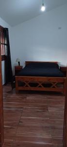 una camera con letto con materasso blu di Cabaña Benitto a Potrero de Garay