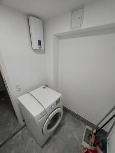 a washing machine in a room with a wall at Ferienwohnung Tiefer Garten in Itzehoe