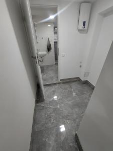 a bathroom with a toilet and a tile floor at Ferienwohnung Tiefer Garten in Itzehoe
