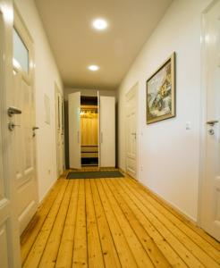 un corridoio vuoto con pavimenti in legno e pareti bianche di Haus zur Pulvermühle a Zwenkau