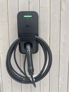 een oplader voor een iPhone die in het stopcontact is gestoken bij Zen House 7 - Villas & Spa in Morin Heights