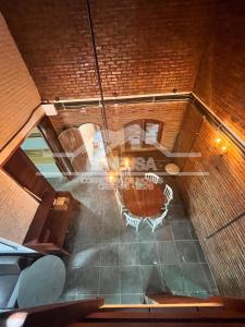 vista sul soffitto di una camera con tavolo di Chácara passárgada a Gravatá Altre 28 foto