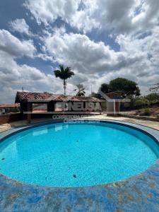una grande piscina blu di fronte a un edificio di Chácara passárgada a Gravatá
