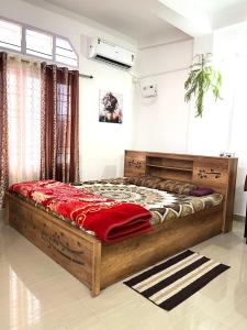 En eller flere senge i et værelse på AURA HOMES