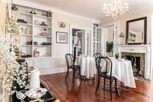 een eetkamer met een tafel en stoelen en een open haard bij Miss Murphy's Bed and Breakfast in Galena