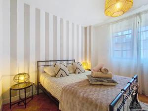 Postel nebo postele na pokoji v ubytování Maison ReJeanne, Retro Chic près de Lourdes + 36 fotografií