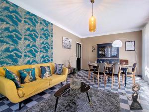 Posezení v ubytování Maison ReJeanne, Retro Chic près de Lourdes