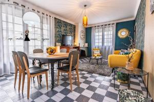 Posezení v ubytování Maison ReJeanne, Retro Chic près de Lourdes