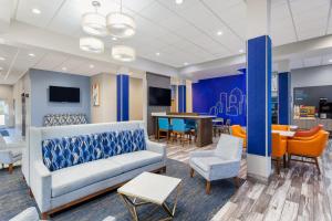 TV a/nebo společenská místnost v ubytování Holiday Inn Express & Suites Memphis Arpt Elvis Presley Blv by IHG