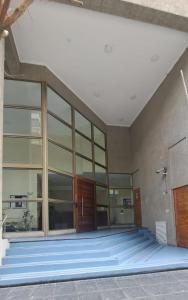 a building with blue steps in front of a building at Departamento de Vacasiones Viña del Mar 2026 in Viña del Mar