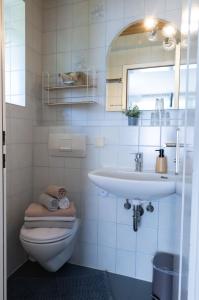 Koupelna v ubytování Gästehaus Germania + 24 fotografií