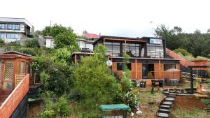 a house with a view of the backyard at ElparaisodelmarQuidico in Quidico