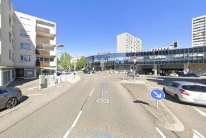 uma rua vazia numa cidade com carros nela em Perfekte 1,5 Wohnung Zentral in Leonberg gegenüber Einkaufzentrum em Leonberg