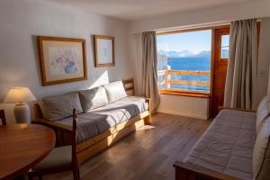 En eller flere senge i et værelse på Apart Del Lago