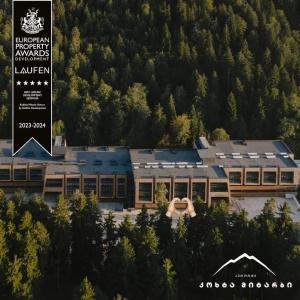 Bakuriani Kohta-Mitarbi Cozy studio B1 110 في باكورياني: اطلالة جوية على مبنى كبير به اشجار