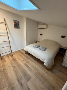 En eller flere senge i et værelse på Maison au calme , centre de Rochefort