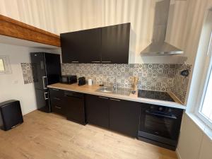 Køkken eller tekøkken på Maison au calme , centre de Rochefort