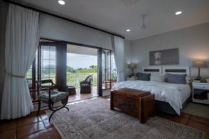 En eller flere senge i et værelse på Golf House + 34 billeder