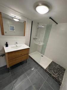 Et badeværelse på Maison au calme , centre de Rochefort