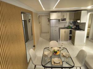 een eettafel met stoelen en een keuken bij LuxeStay in Santa Marta in Gaira