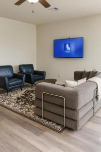 TV a/nebo společenská místnost v ubytování Grannies Cajun Chateau